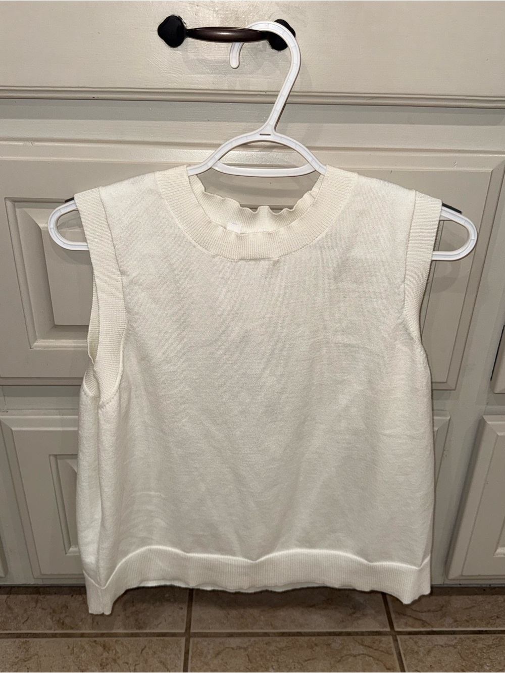 Time and Tru White Sleeveless Sweater Vest Size XL
